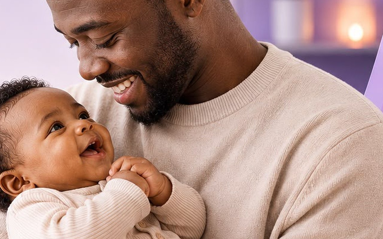 Un père et son bébé se regardent en souriant